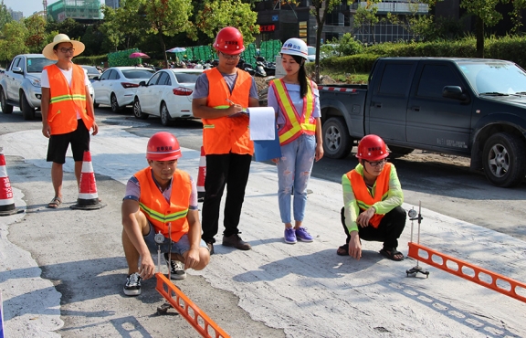 2018年8月，G220試驗路段交工驗收，測量彎沉評估路面的整體強度