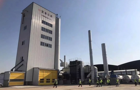 2018年10月12日，來自全國各地的筑養(yǎng)路行業(yè)專家、高?？蒲袑W(xué)者等150余人，蒞臨豐城綜合養(yǎng)護中心，現(xiàn)場觀摩全環(huán)保瀝青攪拌設(shè)備及各類環(huán)保裝置。