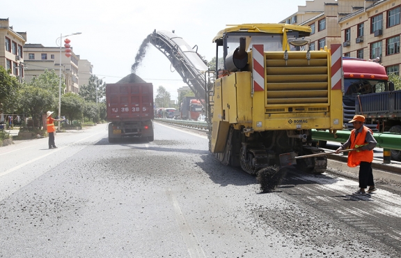 瀝青路面銑刨，廢舊料將回收再利用