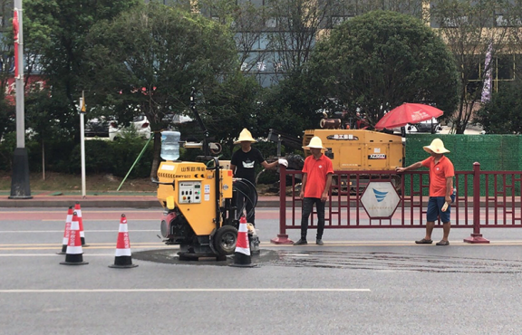 施工機(jī)械化，采用圓形井蓋切割機(jī)整治修復(fù)路面井蓋問(wèn)題