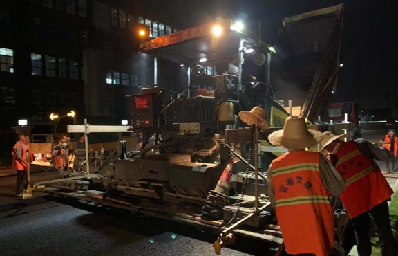 爭(zhēng)分奪秒，挑燈夜戰(zhàn)趕工期